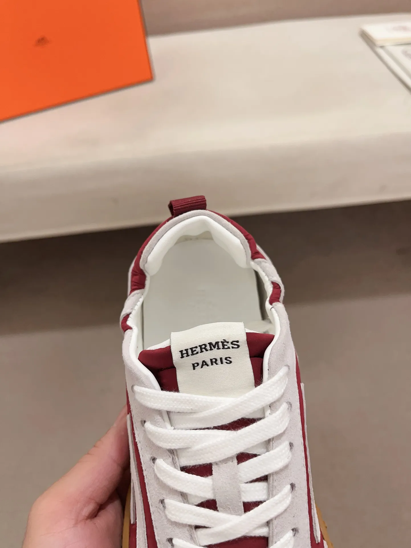 Men's men's shoes 💰: 720💰 Hermes top version # Couple style 💏 24ss casual sneakers Suede goatskin sneakers decorated with contrasting patterns and iconic "H" details, beautifully packaged at the delivery counter 🛍📦 Fabric: suede + cowhide Lining: mixed sheep lining Outsole: original TPU Bottom thickness: 2CM Size: 35-44